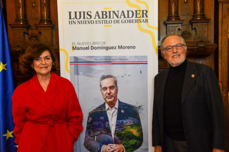 Carmen Calvo Poyato, junto a Manuel Domínguez ayer en Madrid, tras la presentación del libro