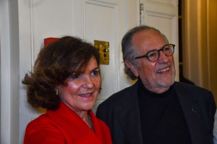 Manuel Domínguez Moreno junto a Carmen Calvo en la presentación de 'Luis Abinader: Un nuevo estilo de gobernar' | Foto: Agustín Millán