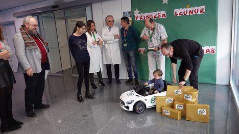 CSIF dona al Hospital Materno Infantil Infanta Leonor un coche de batería para las niñas y niños ingresados