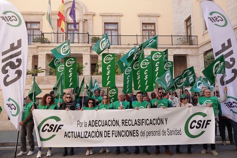 CSIF se concentra para exigir al Gobierno central la actualización de funciones y la reclasificación de los grupos profesionales de la sanidad pública 
