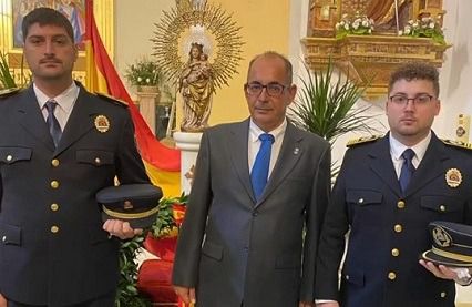 Los supuestos policías  de uniforme junto a Manuel Flores