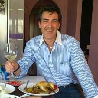 Carmelo Moral Perez, delegado de UGT en Alsa, en la foto comiendo y bebiendo a cuerpo de rey mientras sus compañeros de CGT  protestaban