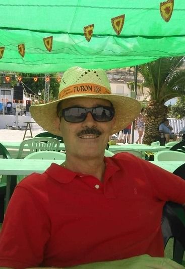 Rafael Baños Milán, gerente de Alsa Almería. Posando con sombrero y gafas de sol