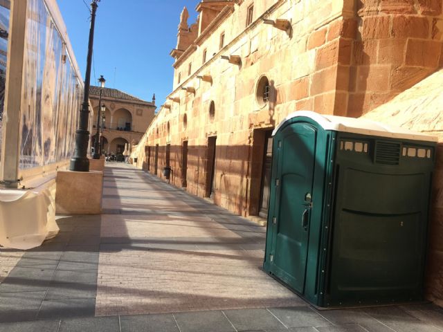 El Ayuntamiento de Lorca, en colaboración con Hostelor, lleva a cabo la instalación de ocho aseos portátiles en las inmediaciones de la Plaza de España y de la Calle Álamo