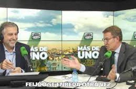 Carlos Alsina sonrie al ver la cara de circunstancias de Feijóo tras su respuesta