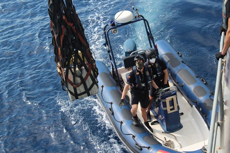 El patrullero Infanta Elena halla fardos relacionados con el tráfico de estupefacientes en el Mar de Alborán