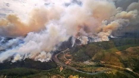 El fuego arrasa en Ribas de Sil cerca de un millar de hectáreas