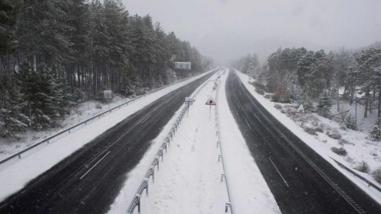 La nieve corta varias carreteras en la Comunitat Valenciana