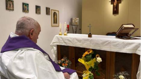 El Papa Francisco celebra misa desde su hospital y sorprende a todos con su estado de salud