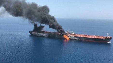Un petrolero iraní bombardeado por misiles provoca un vertido en el Mar Rojo