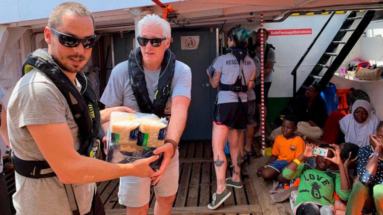 Richard Gere lleva víveres al barco ‘Open Arms’ 