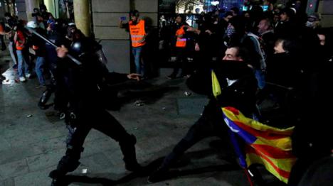  Cinco policías heridos y un mosso grave en Barcelona