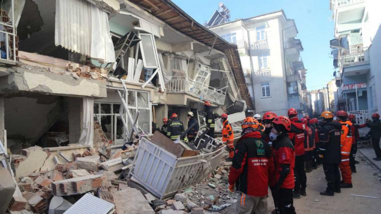 21 muertos y más de mil heridos por el terremoto en Turquía