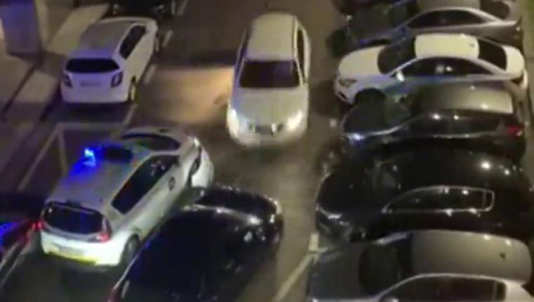 Intento de atropello de varios agentes impactando su vehículo los coches policiales