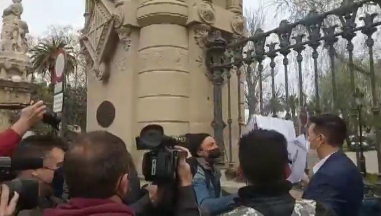 Incidentes en el primer día de Vox en el Parlament de Cataluña, con intento de agresión a Santiago Abascal