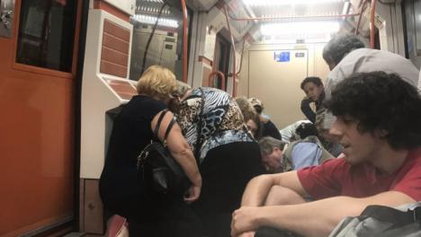 Tres personas han sido rociadas con gas pimienta en una estación de metro de València durante una pelea