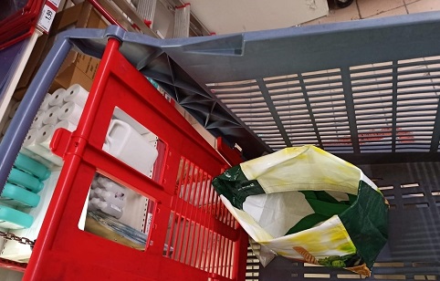 Encuentran un bebé abandonado dentro de una bolsa en el carro de un supermercado de Ávila