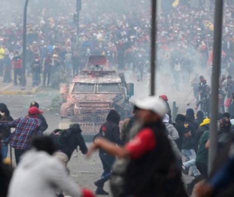 Miles de manifestantes indígenas rompen el cerco policial y toman la Asamblea Nacional de Ecuador
