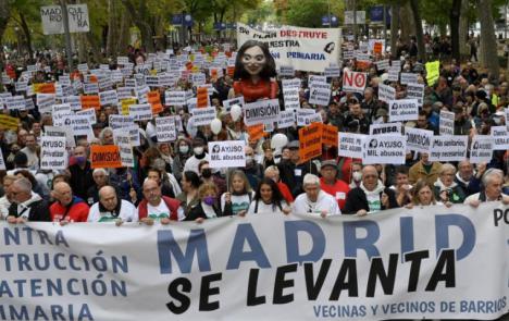 Centenares de personas se manifestaron en varias ciudades españolas en defensa de la sanidad pública