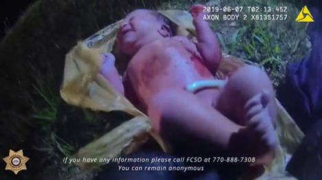 Una bebé abandonada dentro de una bolsa de plástico en un bosque de EEUU ha sido rescatada con vida