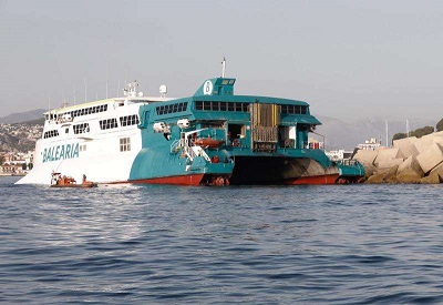 Un ferry de Balearia encalla en Denia y tienen que evacuar a los 400 pasajeros que iban a bordo
 