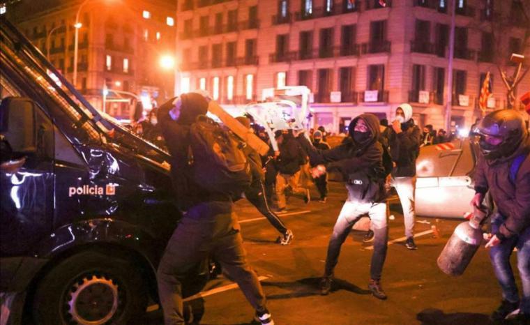 Líderes de ultraderecha incitan a la violencia en protestas contra el gobierno mientras los manifestantes atacan a la policía y causan numerosos daños