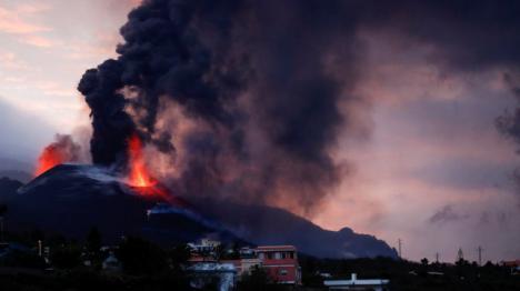 Última hora: Se abre una nueva boca en el cono principal del volcán con gran aporte de lava, cuando ya más de 900 hectáreas arrasadas y más de 2.000 edificaciones las que han desaparecido