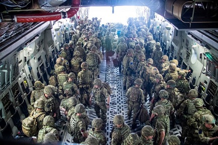 Militares españoles intentan abrir un pasillo seguro para que los traductores y colaboradores afganos puedan llegar al aeropuerto del que ya ha despegado otron avión español con 110 personas a bordo
