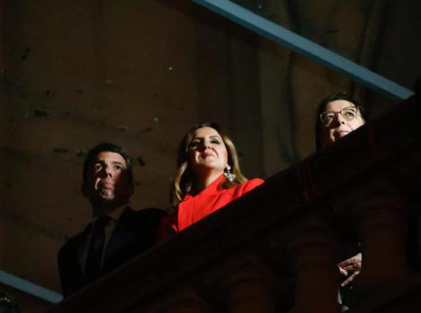 Carlos Mazón aparece en la Cremá y se esconde tras la puerta trasera del Ayuntamiento