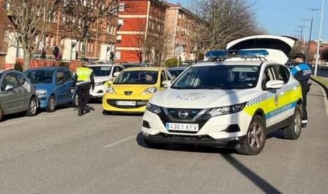 Agresión a agentes de policía: hombre detenido tras chocar su vehículo bajo los efectos del alcohol