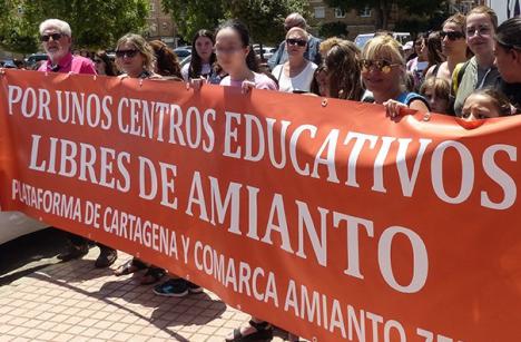 El PSOE denuncia la inacción del Gobierno regional en la retirada del amianto en los centros educativos