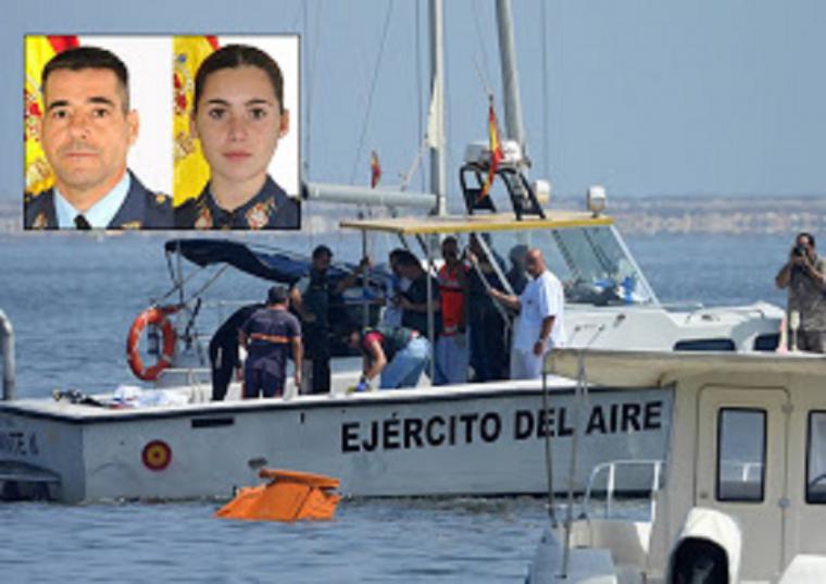 Un instructor de la AGA y una alumna de 3º fallecen al caer al Mar Menor una avioneta militar revisada esta mañana