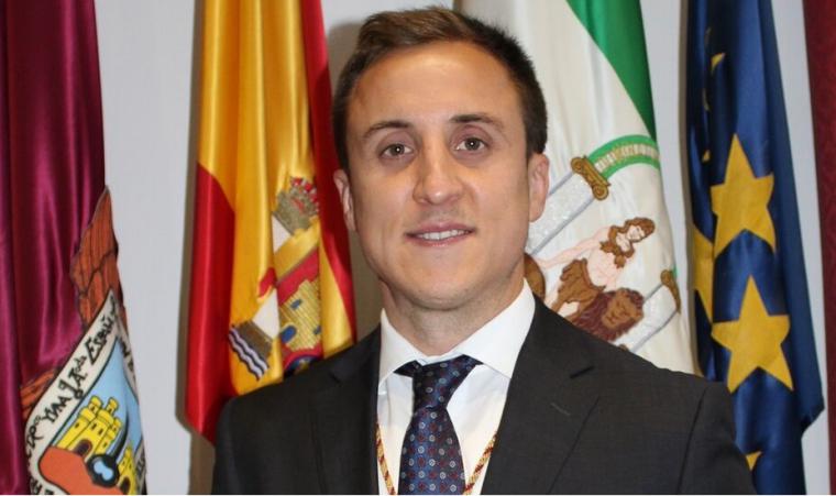 La Junta Electoral de Vera sanciona con 1.000 euros al alcalde del PP y candidato por contravenir la norma