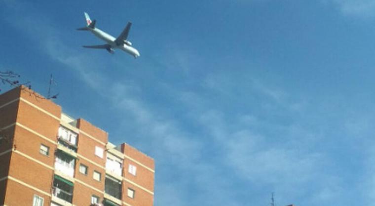 Un avión sin una rueda y con 130 personas a bordo sobrevuela Madrid quemando combustible para aterrizar de emergencia en Barajas