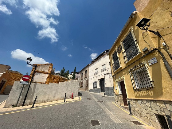 El Ayuntamiento de Lorca emite nuevas órdenes de ejecución para la limpieza y vallado de solares y para la retirada de elementos en mal estado de las fachadas