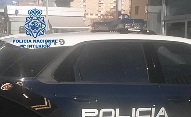 Dos detenidos en Granada por asaltar a un joven al que obligaron a sacar dinero de un cajero