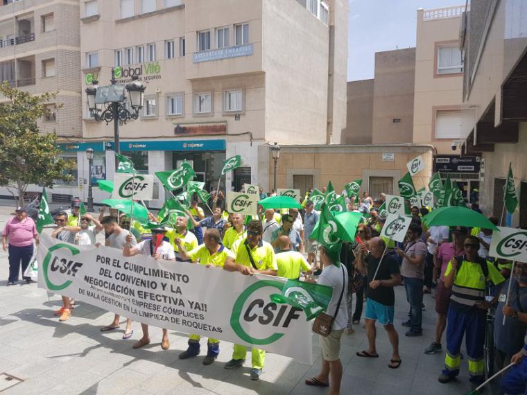 Trabajadores de Urbaser Roquetas amenazan con una huelga de basuras la segunda quincena de agosto sino se negocia el Convenio Colectivo