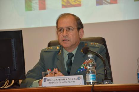 Escándalo. El General de División Francisco Espinosa Navas, acusado de pertenecer a una organización criminal, es detenido por la Guardia Civil