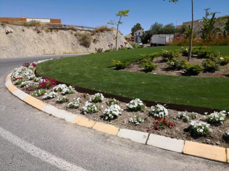 La Concejalía de Parques y Jardines realiza la plantación de diferentes variedades de flores, muy resistentes al calor, en las zonas verdes del municipio