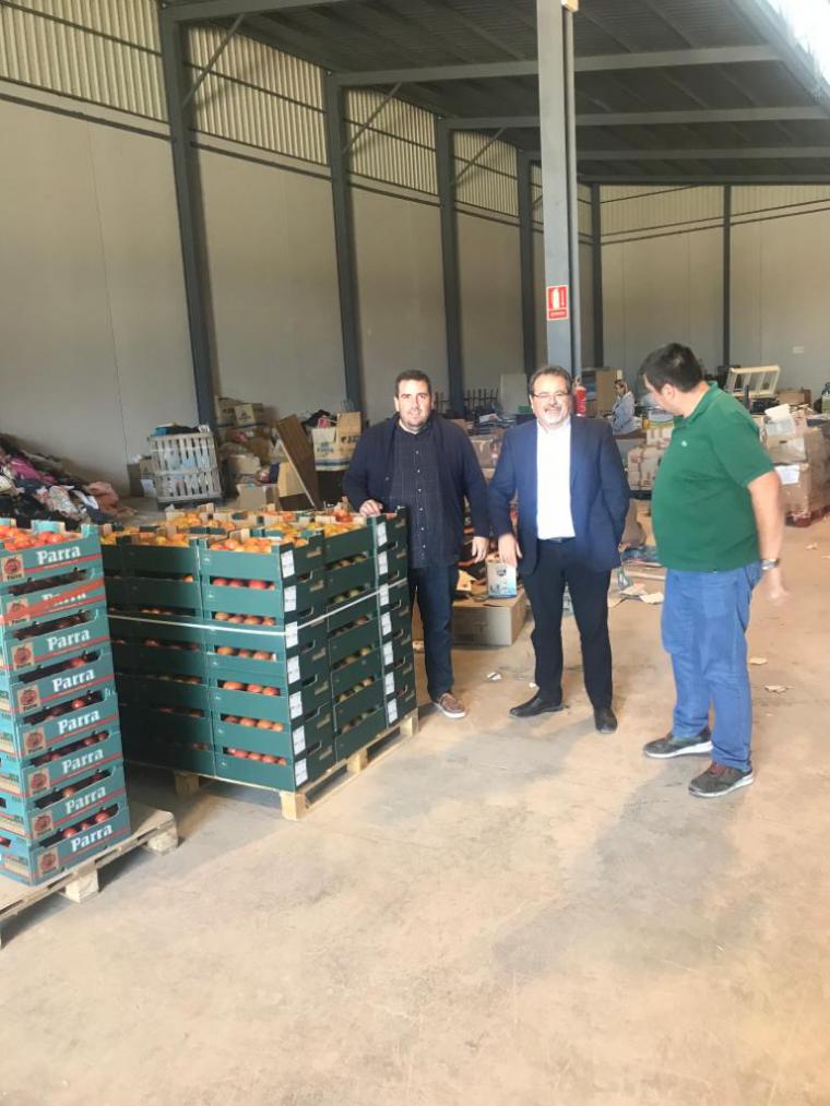 Vecinos de la pedanía lorquina de Ramonete donan casi dos toneladas de tomates para familias de Los Alcázares afectadas por las lluvias del pasado mes de septiembre