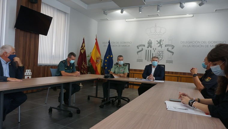 El responsable nacional para la inmigración irregular y el delegado del Gobierno estudian el refuerzo material y humano del dispositivo de control de inmigrantes en la Región de Murcia