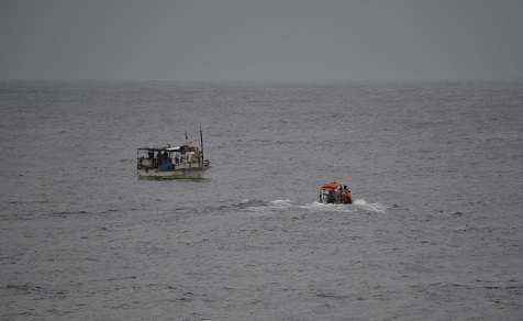 El patrullero de altura “Vigía” de la Armada Española socorre a un pesquero tras cinco días a la deriva en aguas de Angola
