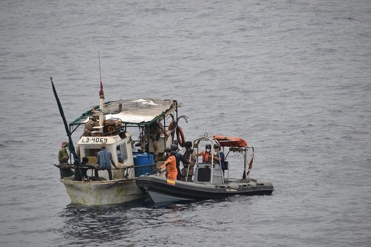 El patrullero de altura “Vigía” de la Armada Española socorre a un pesquero tras cinco días a la deriva en aguas de Angola