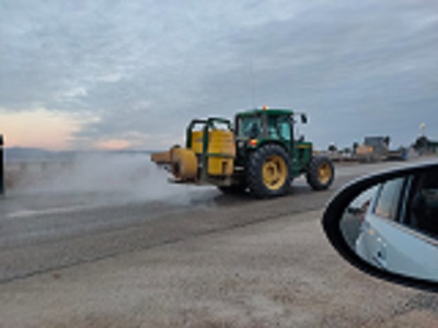 Alrededor de 70 tractores participan en las labores de desinfección realizadas por agricultores y ganaderos en las pedanías de Lorca en las que ya se han empleado más de 200.000 litros de desinfectante