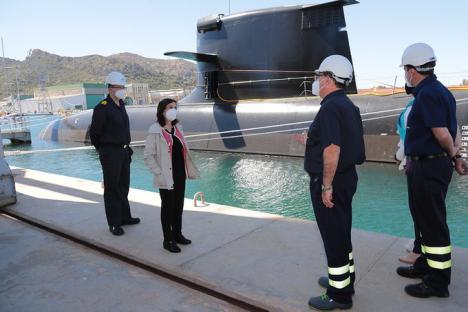 La Ministra de Defensa visita el nuevo submarino S-81 ‘Isaac Peral’ tras su puesta a flote
