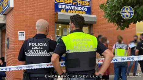 Un atracador cae abatido por la policía en un supermercado de Sevilla durante un tiroteo
