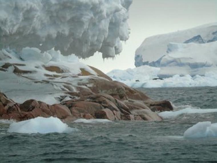 Aparece una isla desconocida en la Antártida por deshielo