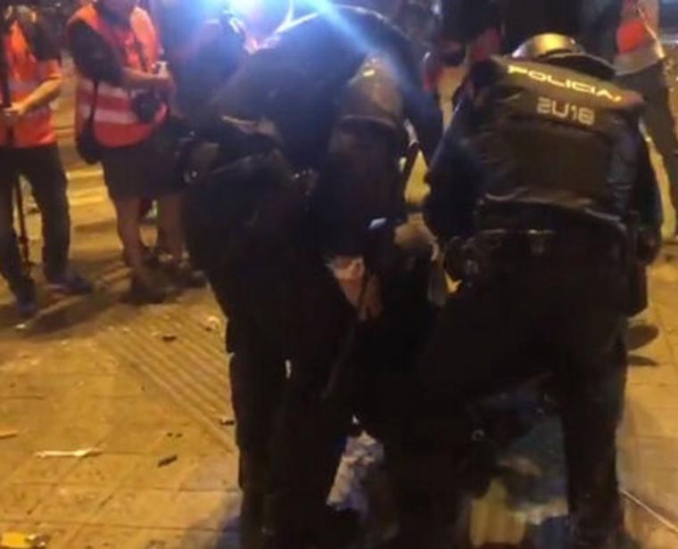 Varios policias heridos por los manifestantes mientras arde la Vía Laietana y cuatro menores detenidos