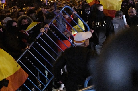Nueva jornada de protestas en Madrid. Los fascistas queman banderas y piden la guillotina para Pedro Sánchez
