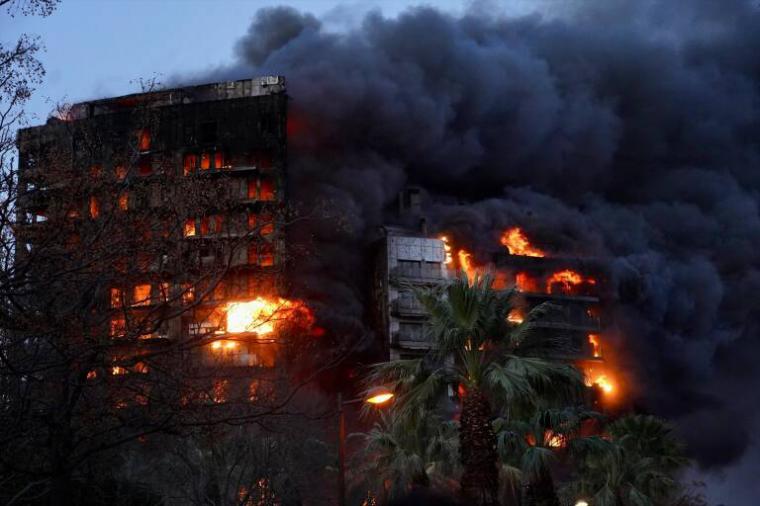 Impactante incendio en Valencia deja un saldo de 4 víctimas mortales y 19 personas desaparecidas
